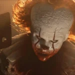 مجسمه ترسناک پنی‌وایز (Pennywise) با چهره‌ای خون‌آلود و موهای نارنجی