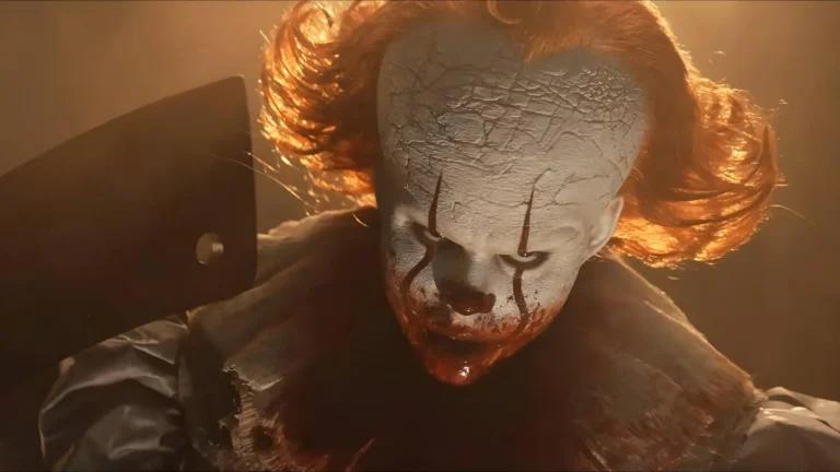 مجسمه ترسناک پنی‌وایز (Pennywise) با چهره‌ای خون‌آلود و موهای نارنجی