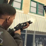 فرانکلین (Franklin) در بازی GTA 5 با شاتگان به یک دوربین مداربسته شلیک می‌کند