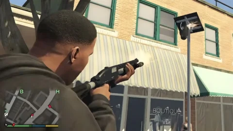 فرانکلین (Franklin) در بازی GTA 5 با شاتگان به یک دوربین مداربسته شلیک می‌کند