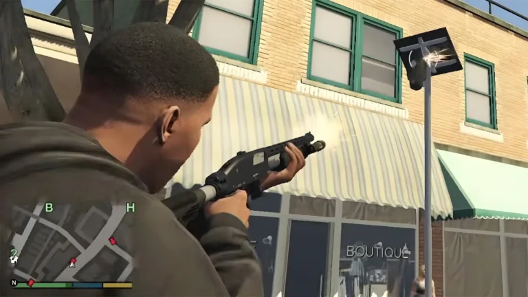 فرانکلین (Franklin) در بازی GTA 5 با شاتگان به یک دوربین مداربسته شلیک می‌کند