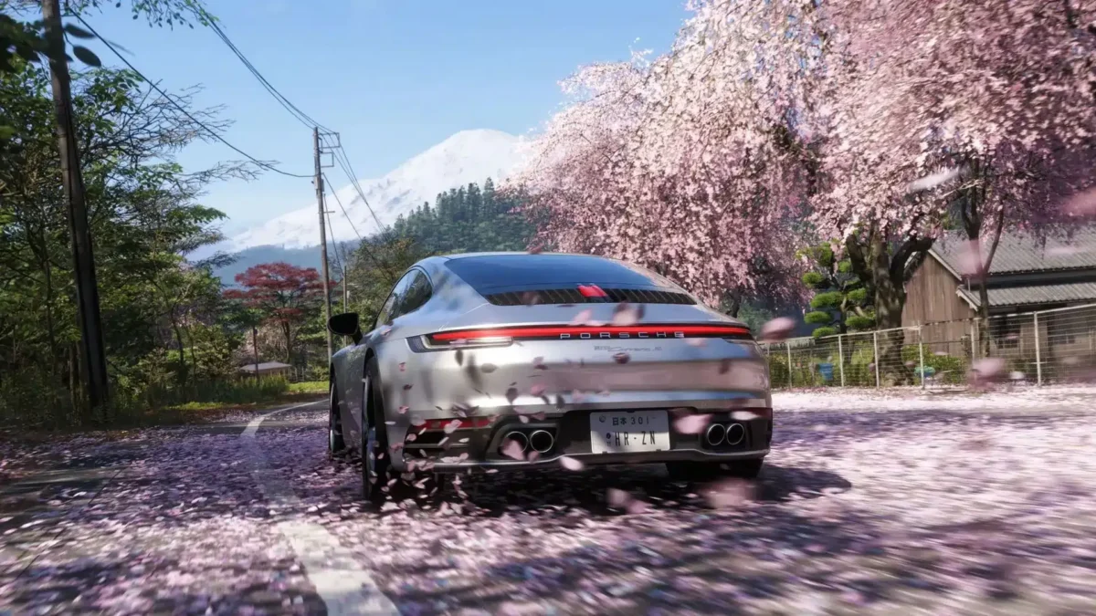 رد شدن پورشه 911 از خیابانی پر از شکوفه‌های گیلاس در بازی Forza Horizon 6
