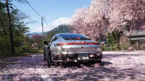 رد شدن پورشه 911 از خیابانی پر از شکوفه‌های گیلاس در بازی Forza Horizon 6