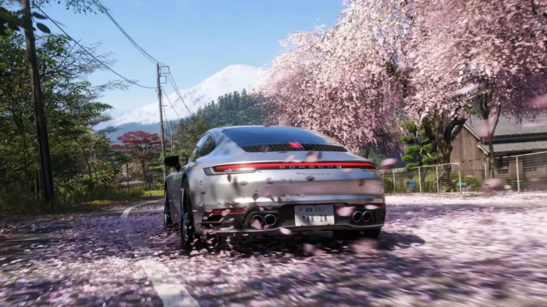 رد شدن پورشه 911 از خیابانی پر از شکوفه‌های گیلاس در بازی Forza Horizon 6