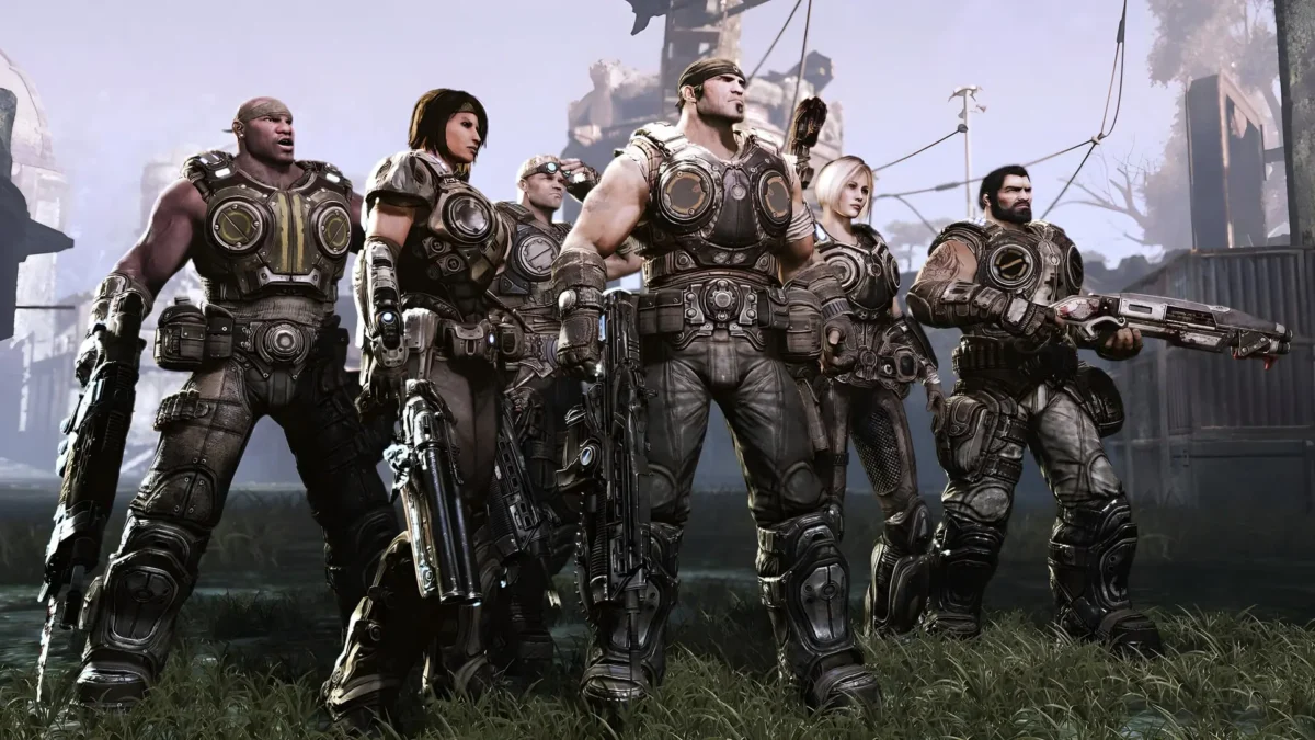 شخصیت‌های اصلی بازی Gears of War 3 با تجهیزات جنگی در محیطی مه‌آلود