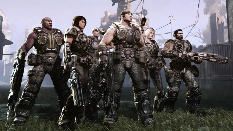 شخصیت‌های اصلی بازی Gears of War 3 با تجهیزات جنگی در محیطی مه‌آلود