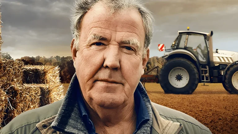 جرمی کلارکسون (Jeremy Clarkson) در یک مزرعه در کنار تراکتور و بسته‌های کاه