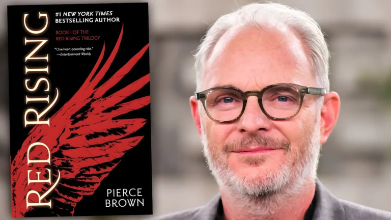 کتاب رد رایزینگ (Red Rising) اثر نویسنده پیرس براون (Pierce Brown) در کنار چهره او